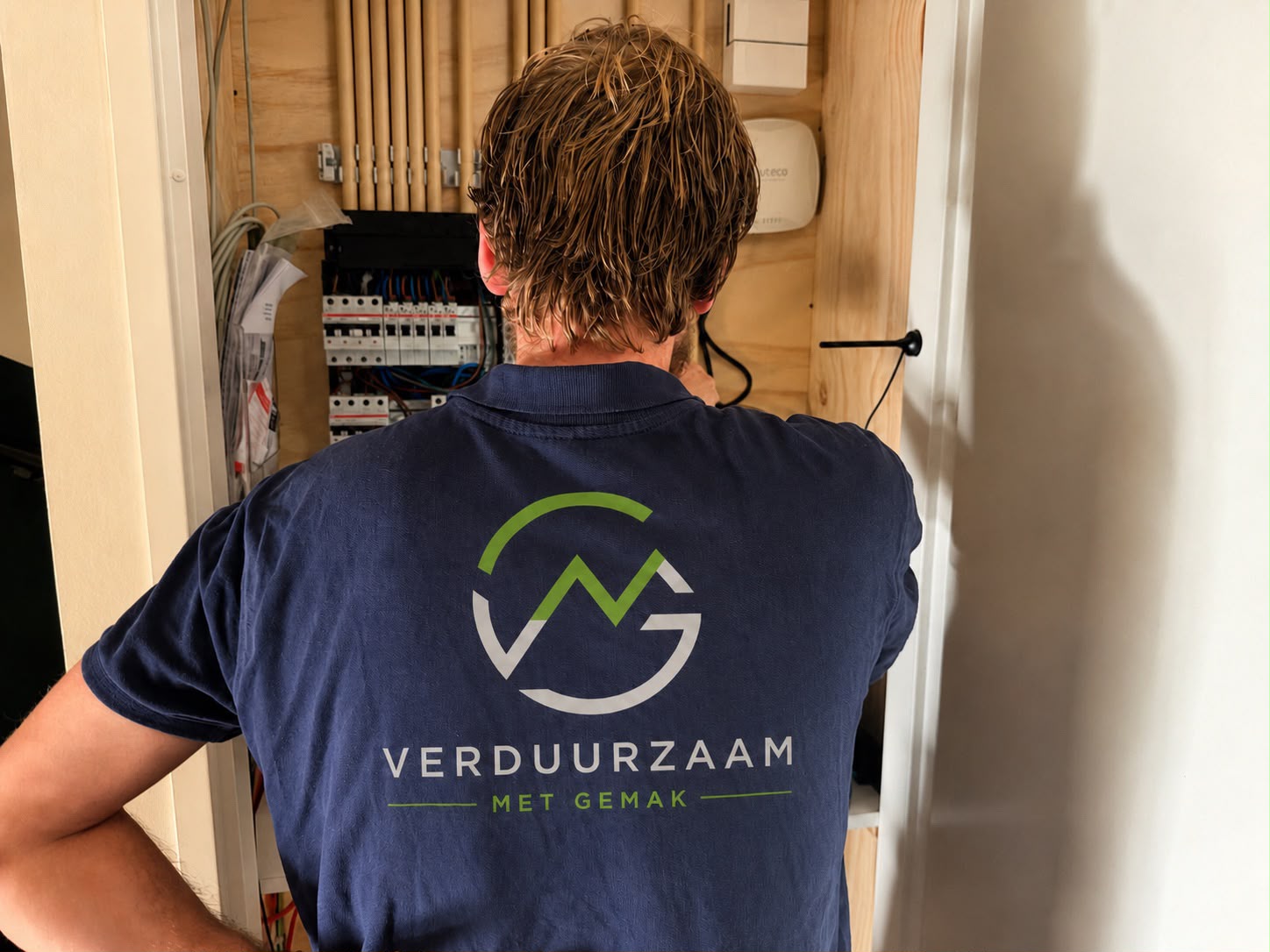 Rolf aan het werk aan een groepenkast in bedrijfspolo